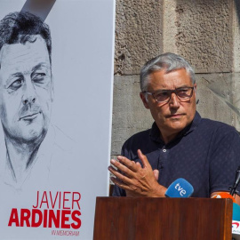 21/08/2018.- El ex coordinador general de IU en Asturias, y amigo personal de Javier Ardines, Manuel González Orviz, hoy, durante el homenaje, al que se han sumado varios centenares de personas, convocado por IU en memoria de su concejal en