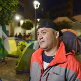 El concejal de Jaén en Común (JeC), Andrés Bódalo, espera su detención acampado en la Plaza Portillo de San Jerónimo, para entrar en prisión arropado por miembros del Sindicato Andaluz de los Trabajadores (SAT) y de Podemos../ JOSÉ MANUE PE