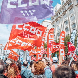 Varias banderas de CCOO durante una protesta frente al Congreso de los Diputados