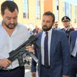 Matteo Salvini con una ametralladora. Europa Press