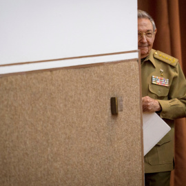 El presidente de Cuba, Raul Castro, se dirige a pronunciar su discurso ante la Asamblea Nacional, en La Habana. REUTERS/ Irene Perez (Cubadebate)