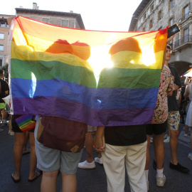 Dos personas se tapan con una bandera durante una manifestación por el Orgullo LGTBI, a 28 de junio de 2022, en Palma de Mallorca, Baleares (España).