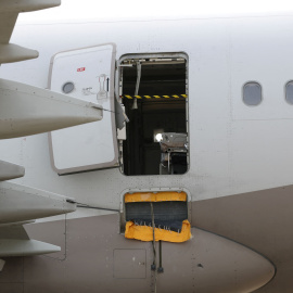 Un pasajero abre la puerta de un avión en pleno vuelo