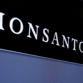 El logo de Monsanto, en una de las pantallas del New York Stock Exchange. REUTERS