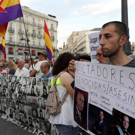 18/07/2019.- Concentración para exigir que Franco sea trasladado a un emplazamiento "que no pueda convertirse en lugar de exaltación" convocada por la campaña #NiValleNiAlmudena. EFE/Kiko Huesca