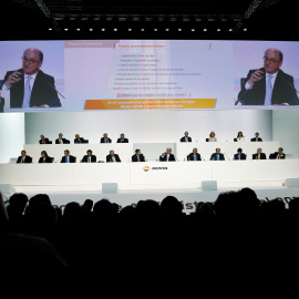 El presidente de Repsol, Antoni Brufau, durante su intervención en la junta de accionistas de la papelera. REUTERS/Andrea Comas