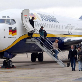 Varios pasajeros desembarcan de un avión de Ryanair. EFE