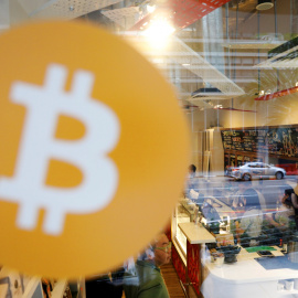 El logo de Bitcoin en una ventana del cibercafé 'Ducatus', de Singapur, el primer en aceptar las criptomonedas. REUTERS/Edgar Su