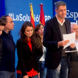 El cabeza de lista del PPC en las elecciones del 21D, Xavier García Albiol (3ºd), al final de su intervención para valorar los resultados electorales de su formación en las elecciones catalanas del 21D, junto a la ministra de Sanidad, Dolor