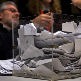 Los miembros de una mesa electoral participan en el recuento de votos en el colegio La Sedeta, tras la jornada de las elecciones catalanas del 21D. EFE/Quique García