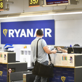 La OCU denuncia a Ryanair ante la AESA por "incumplir la normativa" con su nueva política de equipaje. EUROPA PRESS/ Oscar del Pozo