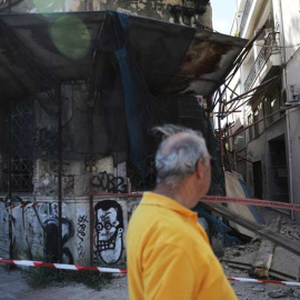 Un ateniense contempla algunos de los daños causados por el terremoto. (ALKIS KONSTANTINIDIS | REUTERS)