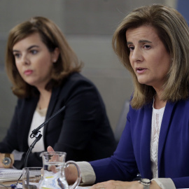 La vicepresidenta del Gobierno, Soraya Sáenz de Santamaría y la ministra de Empleo, Fátima Báñez, durante la rueda de prensa posterior a la reunión del Consejo de Ministros. EFE/Ángel Diaz