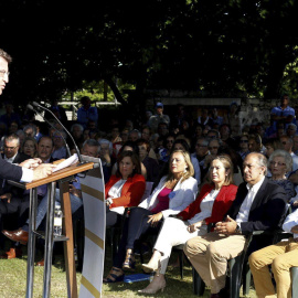 El presidente de la Xunta Alberto Núñez Feijoo, acompañado por la vicepresidenta Soraya Sáenz de Santamaría, la ministra de Fomento Ana Pastor, y la candidata a la alcaldía de Vigo Elena Muñoz, en un pasado acto electoral. EFE/Salvador Sas