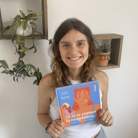 La psicoterapeuta María Lerín con su libro