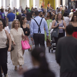 Detalle del flujo de personas por la calle Velázquez de Sevilla, a 21 de junio de 2022 en Sevilla.