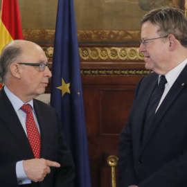 El ministro de Hacienda, Cristóbal Montoro, con el presidente de la Generalitat Valenciana, Ximo Puig. EFE