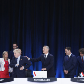 El secretario general de la OTAN, Jens Stoltenberg junto con el primer ministro británico, Boris Johnson durante la segunda jornada de la cumbre de la OTAN en Madrid.