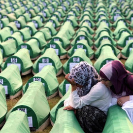 Una foto de archivo del 11 de julio de 2010 muestra a mujeres musulmanas bosnias llorando sobre un ataúd durante el funeral de 775 musulmanes bosnios recién identificados en el Centro Conmemorativo Potocari en Srebrenica. EFE/EPA/Fehim Demi