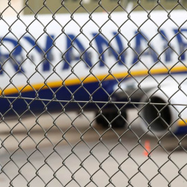 Un avión de Ryanair apacado en el hangar de un aeropuerto alemán. (WOLFGAN RATTAY | REUTERS)