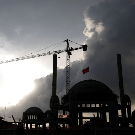 Grúas de la construcción de una nueva mezquita en la céntrica Plaza Taksim, en Estambul. REUTERS/Murad Sezer