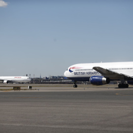 Aviones de Iberia y de British Airways, del grupo aéreo IAG, en las pistas del aeropuertos Adolfo Suárez-Madrid Barajas. E.P.