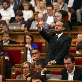 El portavoz del grupo parlamentario del PPC, Alejandro Fernández (d), interviene hoy en pleno del Parlament. /EFE