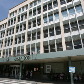 Entrada del Hospital Joan XXIII de Reus, donde el hombre ha sido operado. (ARCHICVO | EFE)