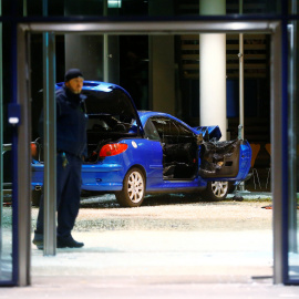 Un hombre estrella su coche contra la sede del SPD en Berlín. REUTERS/Hannibal Hanschke