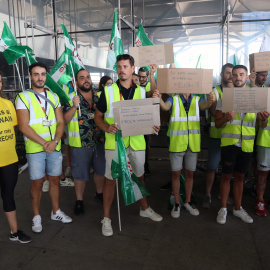 Trabajadores de las aerolíneas Ryanair y EasyJet se concentran a las puertas del aeropuerto Costa del Sol de la capital en protesta de las condiciones laborales que tienen en el inicio de la campaña de verano, a 1 de julio de 2022 en Málaga