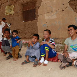 Un grupo de niños supervivientes de un bombardeo en el exterior de una casa dañada en Saada, Yemen, el pasado 5 de septiembre. REUTERS/Naif Rahma