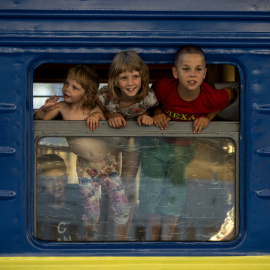 04/07/2022 - Niños viajan en el tren gratuito que sirve para evacuar a las personas de Donbás que cruza gran parte de Ucrania, el 1 de julio de 2022.