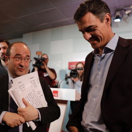 El secretario general del PSOE, Pedro Sánchez, y el primer secretario del PSC, Miquel Iceta, tras la reunión de la ejecutiva de los socialistas catalanes para valorar los resultados de las elecciones del 21-D. EFE/Juan Carlos Cárdenas