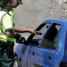 Un agente de la Guardia Civil de Tráfico da el alto a un conductor. EFE/Archivo