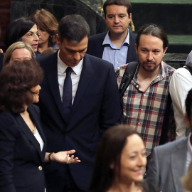 19/09/2018.- El presidente del Gobierno, Pedro Sánchez, acompañado de la vicepresidenta, Carmen Calvo y el líder de Podemos, Pablo Iglesias, a su llegada al Congreso para asistir a la sesión de control al Ejecutivo. EFE/Ballesteros