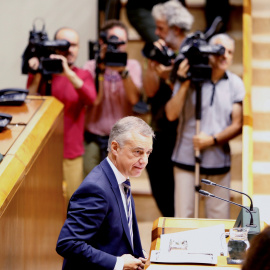 El lehendakari, Iñigo Urkullu, interviene en el pleno de Política General que celebra el Parlamento Vasco, en Vitoria. EFE/David Aguilar