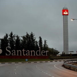 Acceso a la Ciudad Financiera del Banco Santanderla sede corportativa del grupo en la localidad madrileña de Boadilla del Monte. E.P.