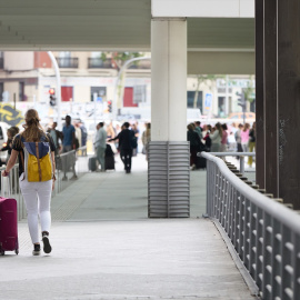 Varias personas a su llegada a la estación Almudena Grandes-Atocha Cercanías, a 28 de abril de 2023, en Madrid (España).