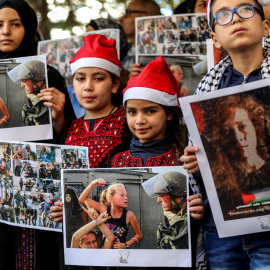 Manifestantes palestinos y libaneses del centro de rehabilitación Khiam para víctimas de tortura (KRC) sostienen fotografías de la joven Ahed Tamimi, durante una protesta frente al Comité Internacional de la Cruz Roja (ICRC) en Beirut. EFE/