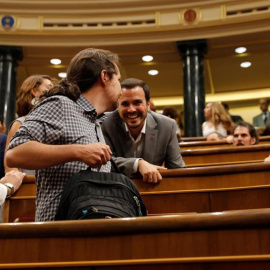 22/07/2019.- El líder de Unidas Podemos, Pablo Iglesias, saluda a Albero Garzón, coordinador general de IU, a su llegada este lunes al Congreso para la celebración de la primera jornada del debate de investidura que afronta el líder sociali