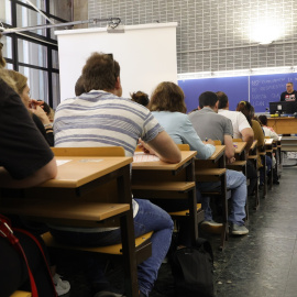 Estudiantes realizando un examen en la Facultad de Biológicas de la Universidad Complutense de Madrid, a 7 de mayo de 2023