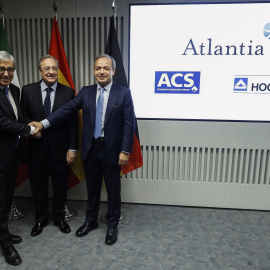 El presidente de ACS, Florentino Pérez (c); el consejero delegado de Atlantia, Giovanni Castelluci (i), y el presidente de Hochtief, Marcelino Fernández Verdes (d), posan antes de la rueda de prensa para explicar los detalles de su oferta c