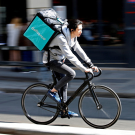 Un repartidor de Deliveroo./ REUTERS