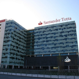 Los edificios de Banco Santander Totta y de Banco Popular en Lisboa.