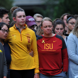 Amigas, compañeras de equipo, estudiantes y profesores asisten a uno de los homenajes a Celia Barquín, la golfista española que fue asesinada en Iowa mientras entrenaba./EFE