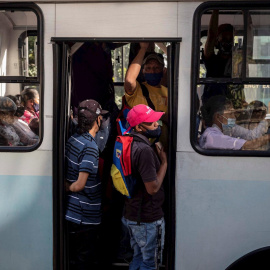 Varias personas viajan en transporte público el 8 de febrero de 2021, en Caracas (Venezuela).