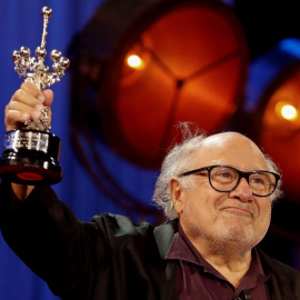 El actor, director y productor estadounidense Danny DeVito posa con el Premio Donostia, en reconocimiento a su carrera, durante la gala de la 66 edición del Festival Internacional de Cine de San Sebastián. EFE