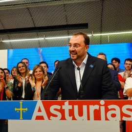 El presidente del Principado de Asturias y candidato del PSOE a la reelección, Adrián Barbón, interviene durante el seguimiento de la jornada electoral en la sede del FSA-PSOE, a 28 de mayo de 2023.