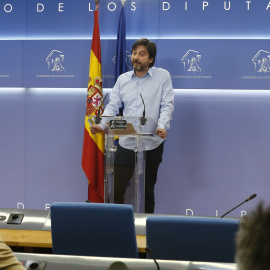 El secretario de Sociedad Civil y Movimiento Popular de Podemos, Rafael Mayoral, durante la rueda de prensa ofrecida en el Congreso de los Diputados para realizar un balance del año 2017. EFE/J.P. Gandul