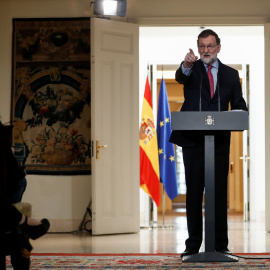 El presidente del Gobierno, Mariano Rajoy, durante la rueda de prensa tras la última reunión del Consejo de Ministros en 2017. REUTERS/Juan Medina